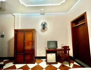 a room with a table with a small tv on it at Nawin New Star Guesthouse in Phnom Penh