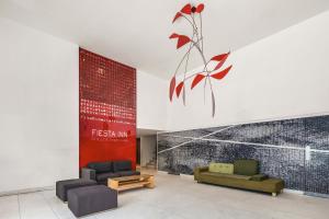 Eine Lobby mit zwei Sofas und einem Schild an der Wand in der Unterkunft Fiesta Inn Express Naucalpan in Mexiko-Stadt + 15 Fotos