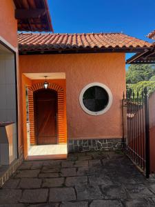 a building with a round window on the side of it at Encanto da Serra 2 in Miguel Pereira