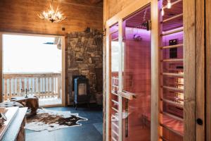 eine Tür, die in einen Raum mit Kamin führt in der Unterkunft Romantikchalet Fuchsbau mit eigenen Wellnessbereich, Komfort und viel Ruhe in der Natur in Vorra