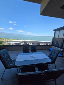 a table and chairs on top of a balcony at apartman Dalas Star Dojran in Star Dojran