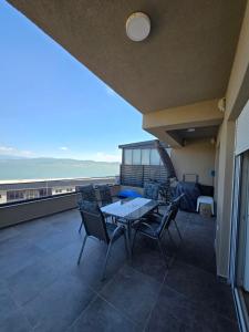 a patio with a table and chairs on a balcony at apartman Dalas Star Dojran in Star Dojran