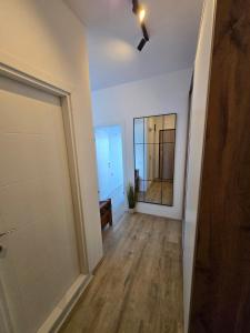 an empty hallway with a door and a mirror at apartman Dalas Star Dojran in Star Dojran +3 photos