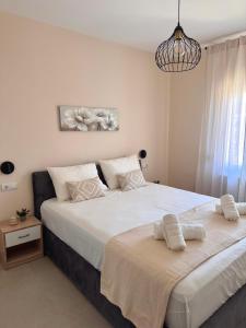 ein Schlafzimmer mit zwei Betten und einem Kronleuchter in der Unterkunft Elea residence in Elaiokhórion