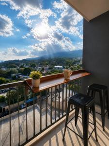 a balcony with a table and two stools at Apto de Paula in San Salvador