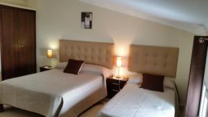 Łóżko lub łóżka w pokoju w obiekcie Hostal Málaga