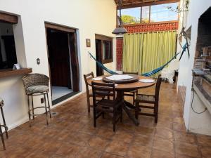 a dining room with a wooden table and chairs at Villavera - Caragua Centro in Caraguatatuba