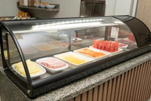 a display case filled with different types of food at Hotel Entre Rios in Pontalina
