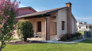a house with a porch with a table and chairs at RAMERAHouse in Mareno di Piave