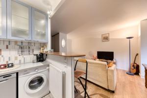a kitchen with a washing machine in a room at Charmant appartement proche Val Europe Disneyland paris in Torcy +8 photos