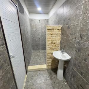 a bathroom with a sink and a shower at Hotel Habitaciones D y Mar in Tolú