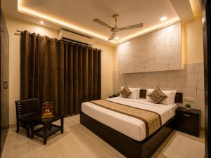 a bedroom with a large bed and a window at Hotel Kings Inn, Karol Bagh, New Delhi in New Delhi