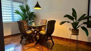 a dining room with a table and a potted plant at Casa comoda con aire y garaje en La Union Valle in Lemos