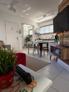 a living room with a kitchen and a dining room at Espaço Zen - Equilíbrio da Alma in Guarujá