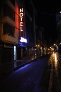 a neon sign on the side of a building at night at Hotel Inkanta in Ipiales