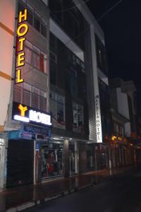 a building with a sign for a hotel at Hotel Inkanta in Ipiales
