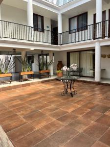 a lobby with a table and benches and a building at Hotel Rinconda del Arcangel in Tepoztlán
