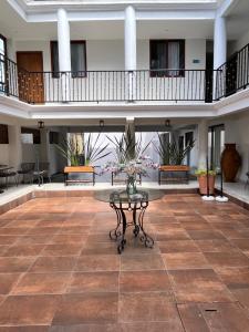 a lobby with a table in the middle of a building at Hotel Rinconda del Arcangel in Tepoztlán