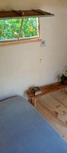 a bedroom with a bed and a window at FOLHA HOUSE Experience in Paraty