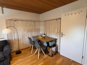 a dining room with a table and chairs in a room at Fewo kleine Auszeit in Karbach