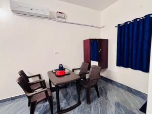 a dining room with a table and chairs at The Loop Auroville - High-Speed WiFi & Free Parking, Near Auroville Bakery & Tanto Pizzeria, 5-Minute Drive to ECR & Auroville Beach in Auroville