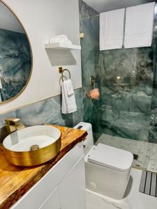 a bathroom with a sink and a toilet at Wood & White in Hialeah +10 photos