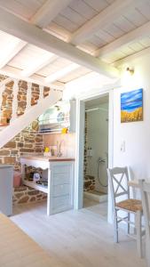 a bathroom with a staircase in a house at Rodakas Rooms-Pelagia in LivadhokhÃ³rion
