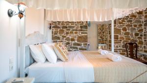 a bedroom with a bed with towels on it at Rodakas Rooms-Pelagia in LivadhokhÃ³rion