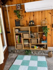 a book shelf in a room with books at Къща за гости ХидроТера - Велинград in Velingrad