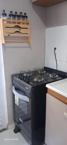 a black stove top oven in a kitchen at Townhouse Flat Térreo in Ananindeua
