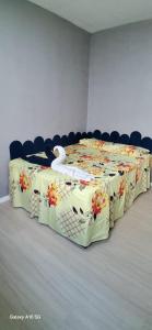 a row of tables in a room with chairs at Townhouse Flat Térreo in Ananindeua