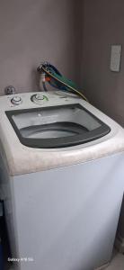 a washing machine with a sink on top of it at Townhouse Flat Térreo in Ananindeua