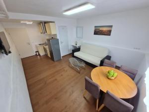 a living room with a table and a couch at Apartman Ogulin "Klek Escape" in Sveti Petar