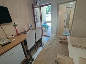 a room with a table and chairs and a mirror at Bed and breakfast Porto del Mar in Medulin