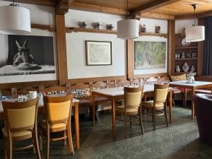a restaurant with tables and chairs in a room at Hotel Hasen Kaufbeuren Allgäu in Kaufbeuren
