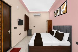 a bedroom with a large bed in a room at Hotel O Global Residency in Gurgaon