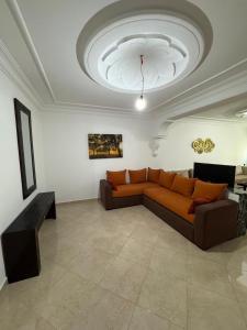 a living room with a couch and a ceiling at Saramica Apartamento in Riffiene