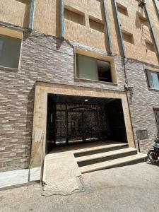 a brick building with a large black door at Saramica Apartamento in Riffiene