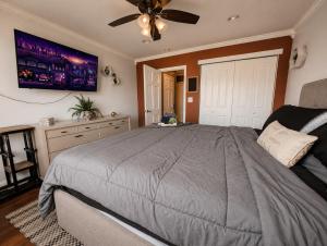 a bedroom with a bed and a ceiling fan at Lovely 2BR Condo WFH Heart of Downtown Pool Access in Atlanta