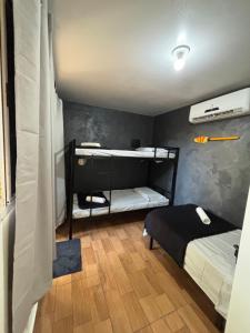 a small room with two bunk beds in it at Container Hospedaria Paraty in Paraty