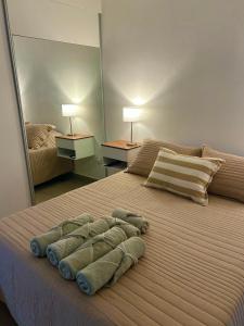 a bedroom with a large bed with towels on it at Departamento en Goya Ctes in Goya