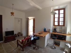 a kitchen with a table and chairs in a room at Casetta - Appartement dans maisonnette rustique in Cognocoli-Monticchi