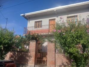 a cat sitting in the window of a house at Hospedaje Wara in Lozano