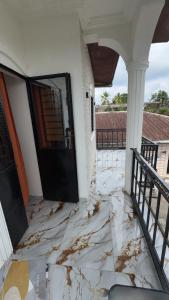 a room with a door that is covered in debris at Angevita City1 in Edéa +2 photos