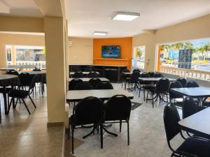a dining room filled with tables and chairs at KIN Hotel in Villa Carlos Paz