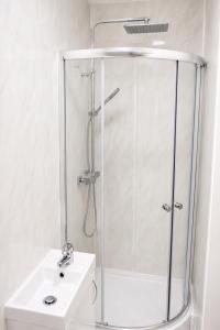 a bathroom with a shower and a sink at UNLIMITED-PEACE PRIVATE STUDIO APARTMENTs in Weston-super-Mare +14 photos