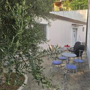 a group of chairs and a table in a yard at Apartman Stepanović 2 in Prijevor