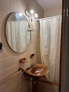 a bathroom with a sink and a mirror at Departamento zona sur 1 dormitorio in Santa Fe