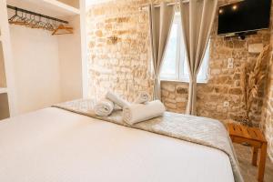 a bedroom with a bed with towels on it at Casa Rapata in Gaios