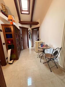 a living room with a table and chairs and a ceiling at Toni's in Pianillo +11 photos